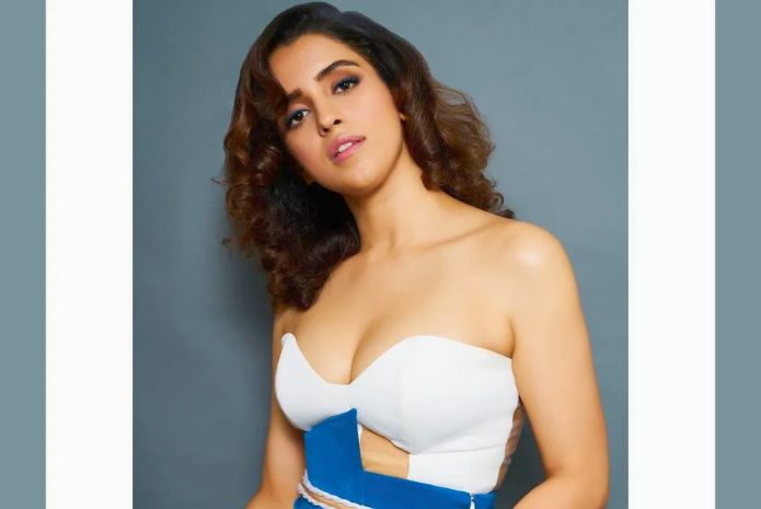 sanya malhohtra beautiful young bollywood actress
