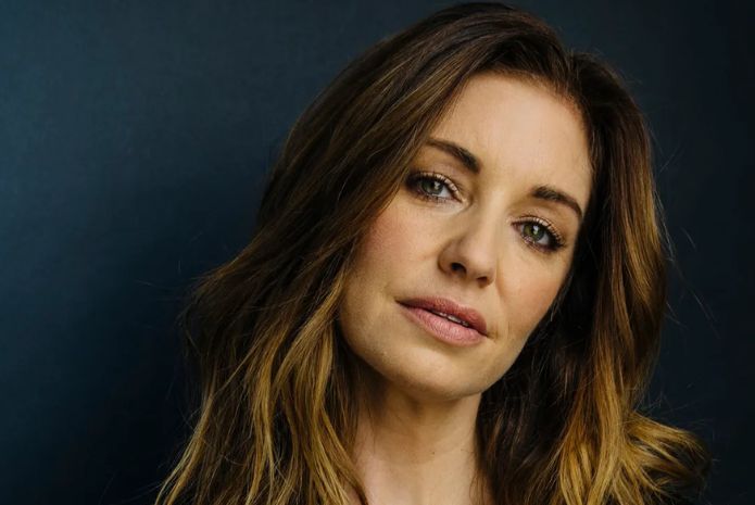 bianca kajlich blue eyes
