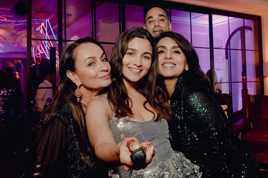 alia bhatt wedding selfie pose